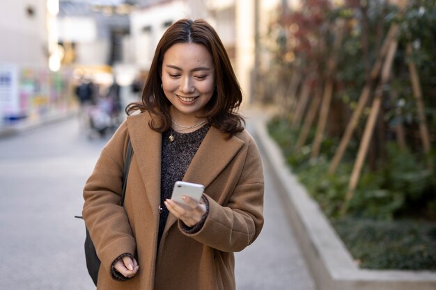 Mujer usando tecnología de teléfono inteligente