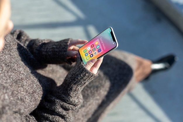 Mujer usando tecnología de teléfono inteligente