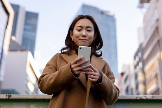 Mujer usando tecnología de teléfono inteligente