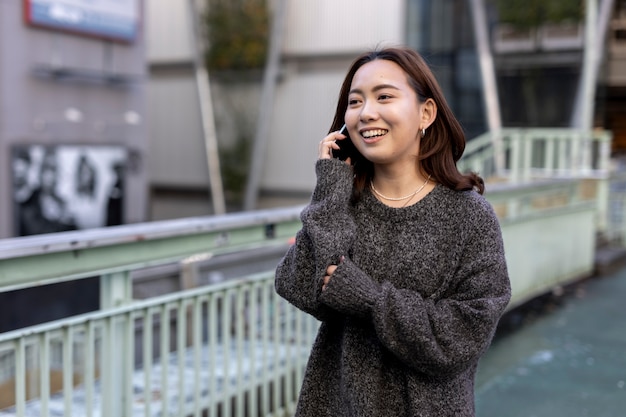 Foto gratuita mujer usando tecnología de teléfono inteligente