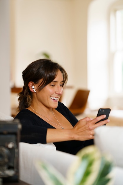 Mujer usando tecnología de teléfono inteligente