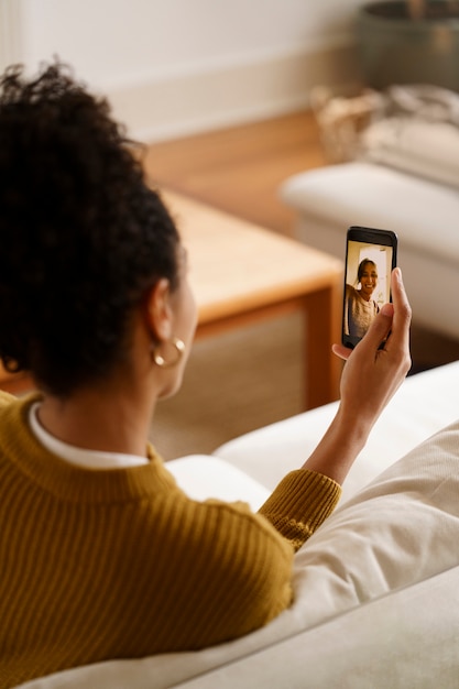 Mujer usando tecnología de teléfono inteligente