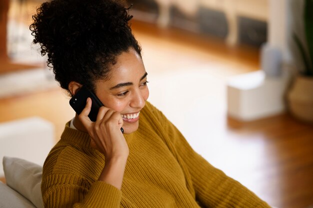 Mujer usando tecnología de teléfono inteligente