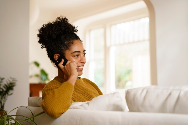 Mujer usando tecnología de teléfono inteligente