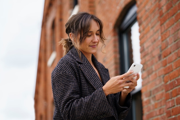 Foto gratuita mujer usando tecnología de teléfono inteligente