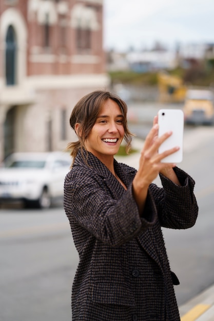 Mujer usando tecnología de teléfono inteligente