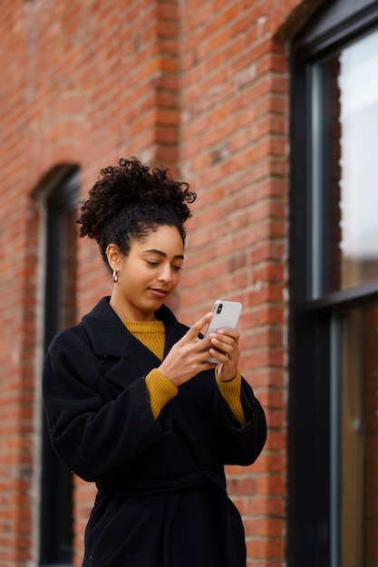 Foto gratuita mujer usando tecnología de teléfono inteligente