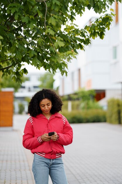 Mujer usando tecnología de teléfono inteligente