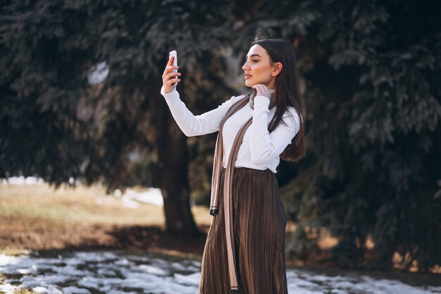 Mujer usando teléfono fuera de la calle