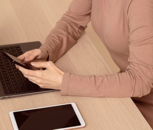 Mujer usando varios dispositivos digitales