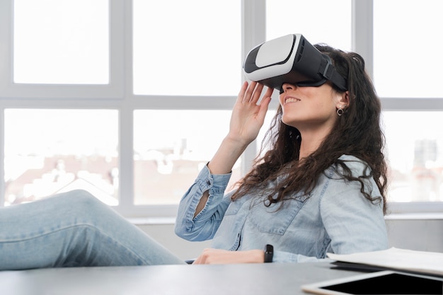 Foto gratuita mujer usando vr en una oficina de negocios