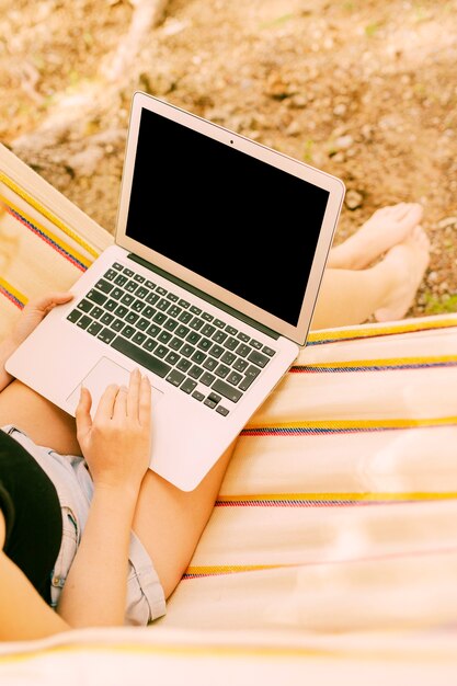 Mujer, usar la computadora portátil, aire libre