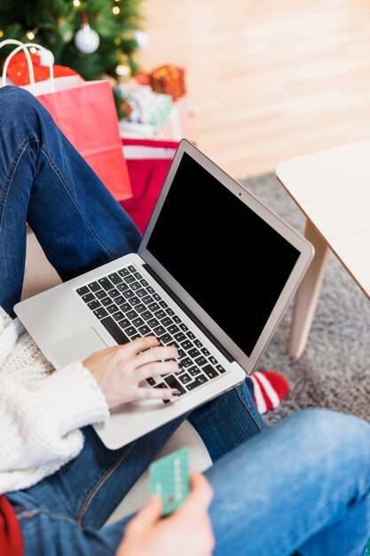 Mujer, usar la computadora portátil, en, sofá