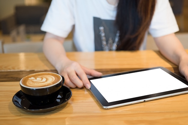 Mujer, uso, tableta, café, tienda