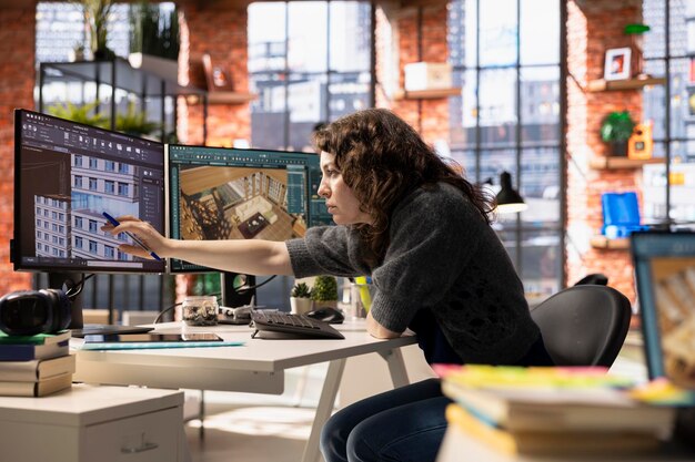 Una mujer utiliza un software arquitectónico en su PC para crear una representación 3D detallada