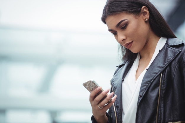 Mujer, utilizar, teléfono móvil