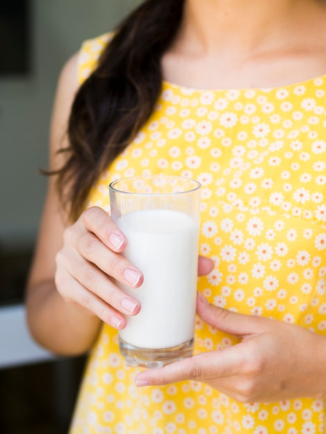 Mujer con vaso de leche