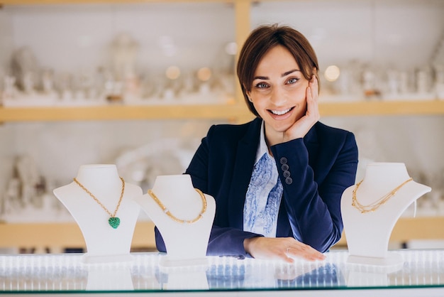 Foto gratuita mujer vendedora en joyería