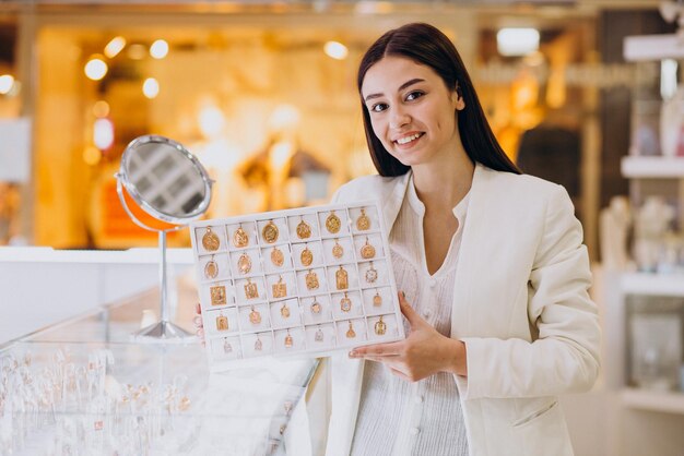 Mujer vendedora en joyería