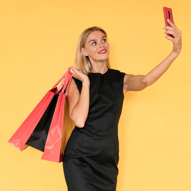 Mujer en venta de viernes negro tomando una foto propia