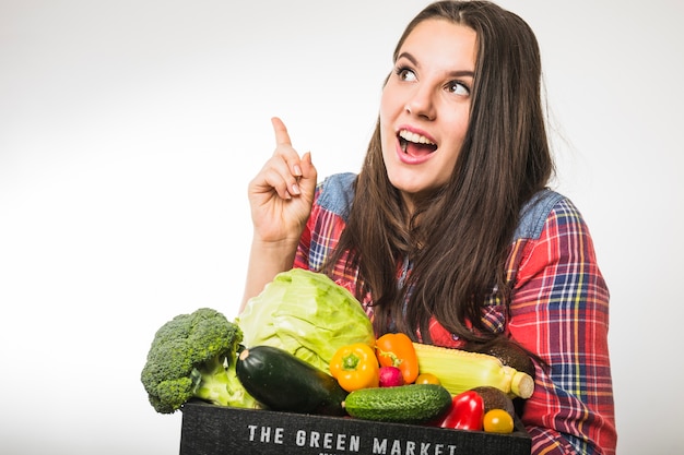 Mujer con verduras teniendo idea