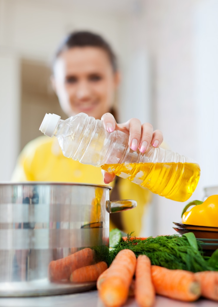 Foto gratuito mujer, verter, aceite, botella, cacerola