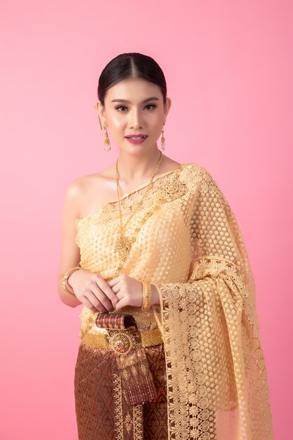 Una mujer vestida con un antiguo vestido tailandés.