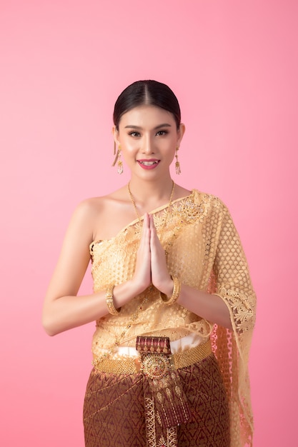 Una mujer vestida con un antiguo vestido tailandés.