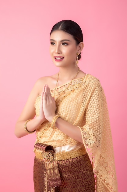 Una mujer vestida con un antiguo vestido tailandés.