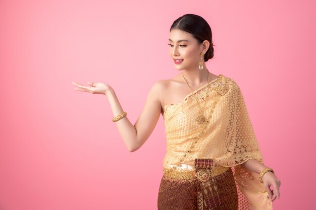 Una mujer vestida con un antiguo vestido tailandés.