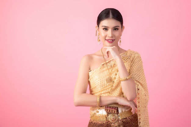 Foto gratuita una mujer vestida con un antiguo vestido tailandés.