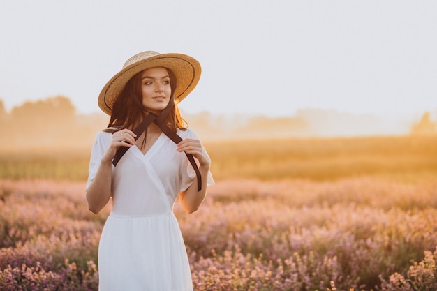 Mujer vestida de blanco en un campo de lavanda