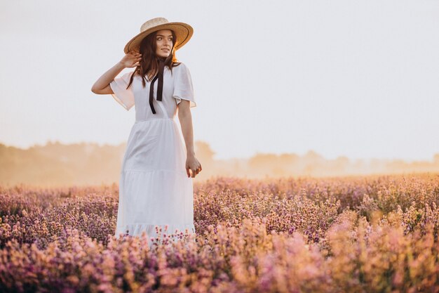 Mujer vestida de blanco en un campo de lavanda