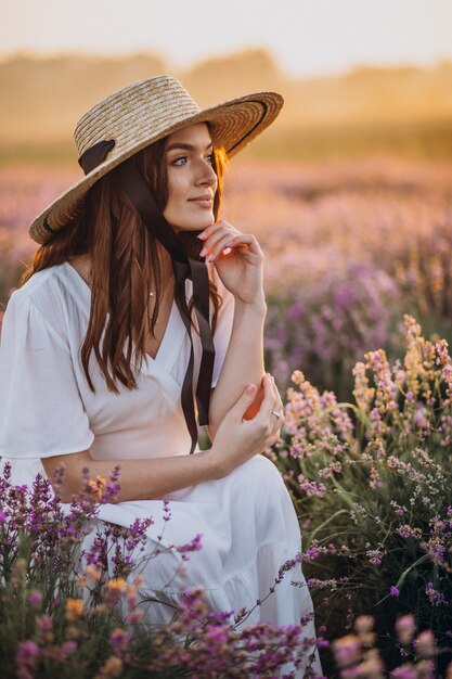 Mujer vestida de blanco en un campo de lavanda