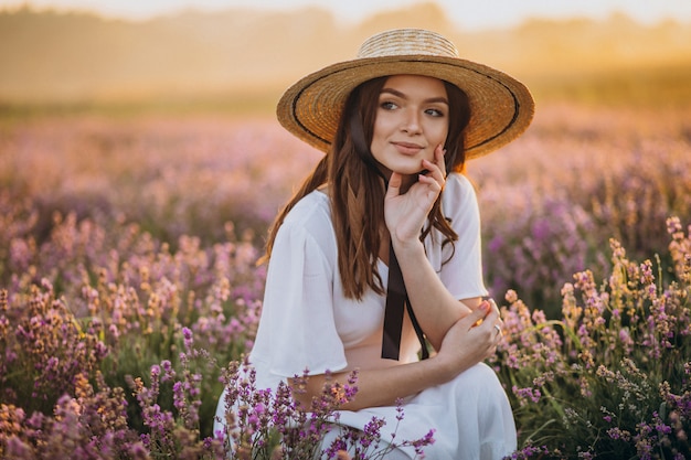 Mujer vestida de blanco en un campo de lavanda