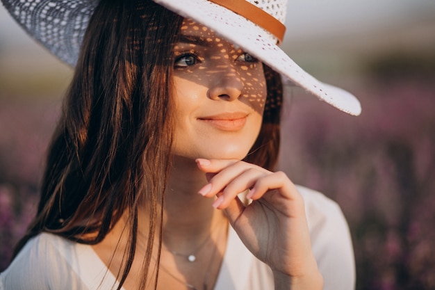 Mujer vestida de blanco en un campo de lavanda