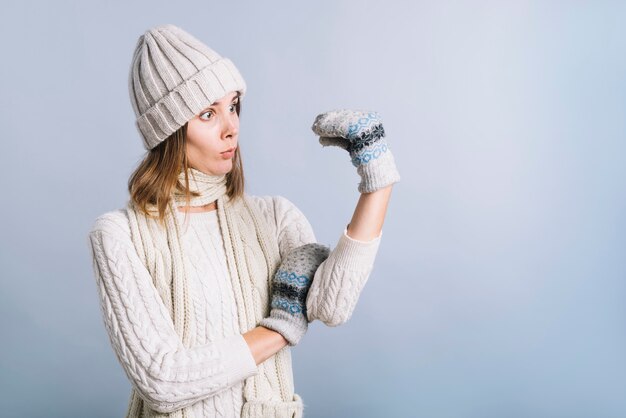 Mujer vestida de blanco con guante títere