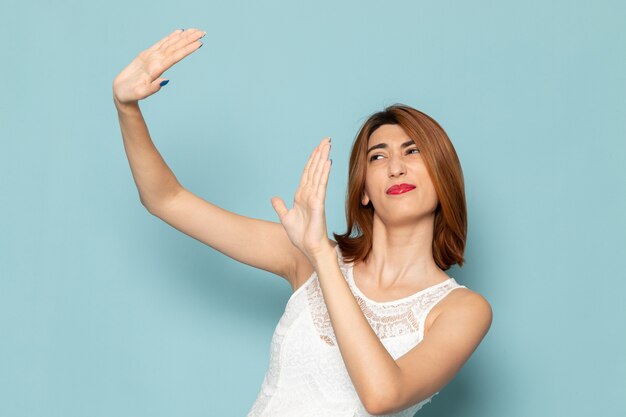 mujer vestida de blanco manteniendo las reglas de distanciamiento social