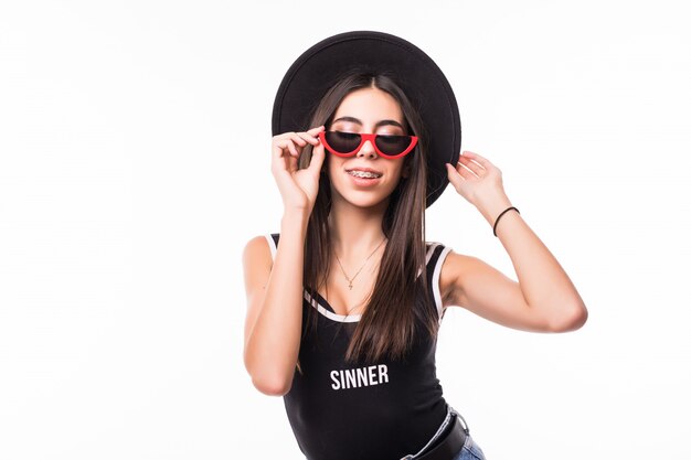 Mujer vestida casual en divertidas gafas de sol y sombrero negro