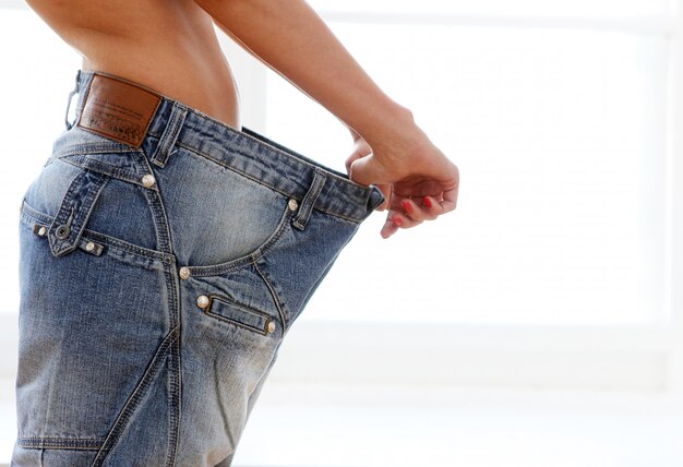 Mujer vestida con jeans después de la pérdida de peso