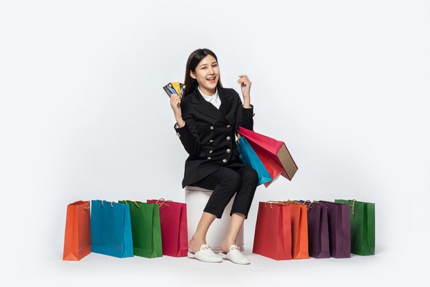 La mujer vestida de oscuro se fue de compras con tarjetas de crédito y montones de bolsos