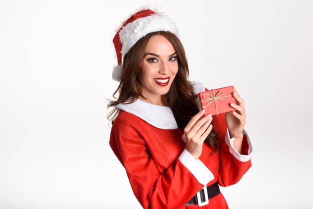 Mujer vestida de papa noel con un regalo