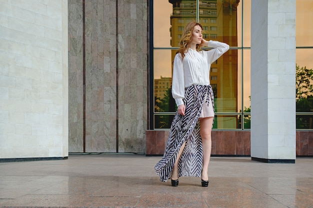 Mujer vestida con ropa de alta moda