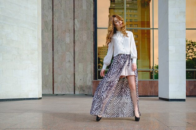 Mujer vestida con ropa de alta moda