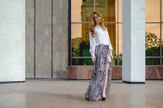 Mujer vestida con ropa de alta moda