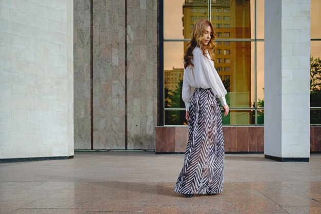 Mujer vestida con ropa de alta moda