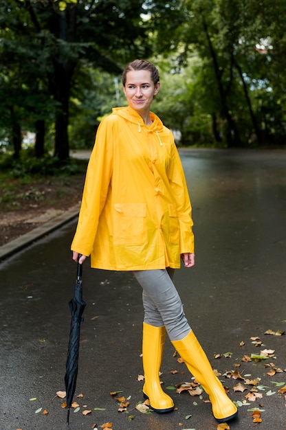 Mujer vestida con ropa de lluvia