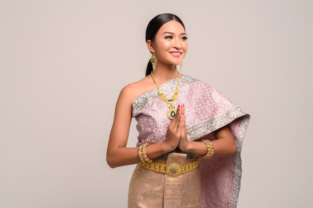 mujer vestida con ropa tailandesa que respeta