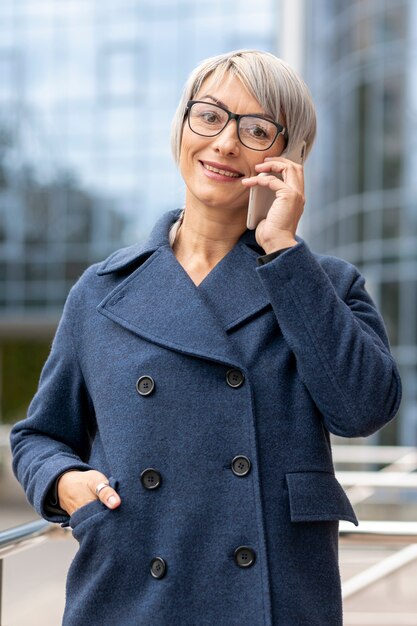 Mujer vestida de traje hablando por teléfono