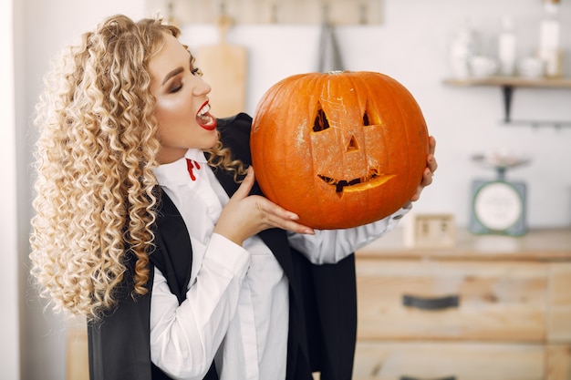 Mujer vestida con traje negro. Señora con maquillaje de halloween.